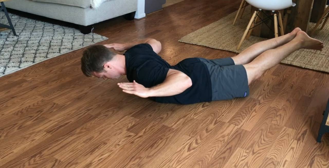 С гантелями и штангой: 6 лучших упражнений для увеличения силы плеч